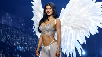 Kylie Jenner fez sua estreia no Victoria?s Secret Fashion Show com o ?Fantasy Bra?. (Foto: Getty)