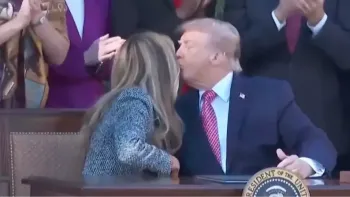 Melania e Donald Trump durante a assinatura da ordem executiva para sa�de da mulher (Chip Somodevilla/Getty Images)