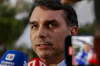 Fl�vio Bolsonaro durante entrevista coletiva - Bruno Peres/Ag�ncia Brasil