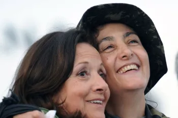 Ingrid Betancourt e sua m�e Yolanda Pulecio sorriem ao chegar � base a�rea de Catam (Imagem: AFP/Getty Images)
