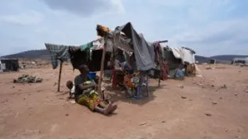 Refugiada congolesa vive com sua fam�lia no acampamento de Busuma, no Burundi, ap�s fugir dos conflitos na RDC.