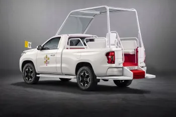 A Fiat Titano, que transportar� o Papa Le�o XIV, passa por adapta��es pedidas pelo Vaticano. O modelo ter� laterais abertas, assento girat�rio ajust�vel, bancos para a comitiva, escada el�trica retr�til e cobertura transparente contra chuva. Divulga��o