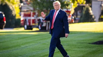 O presidente Donald Trump, 80 anos, deixou a Casa Branca na segunda-feira, 19 de outubro. (Foto: Andrew Harnik/Getty Images)