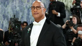 Dwayne Johnson surge irreconhec�vel em NY. (Foto: Getty)
