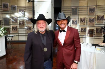 John Anderson e Tim McGraw na cerim�nia do Hall da Fama da M�sica Country