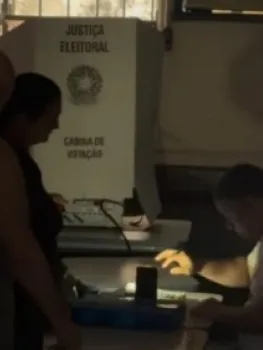 Eleitores votaram no escuro no Centro Estadual Gomes Freire de Andrade, na Penha - Reprodu��o