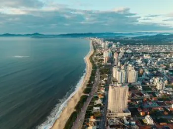 Praia de Balne�rio Pi�arras certificada pela Bandeira Azul