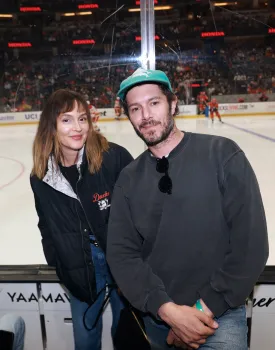 Adam Brody e Leighton Meester (Foto: NHLI via Getty Images)