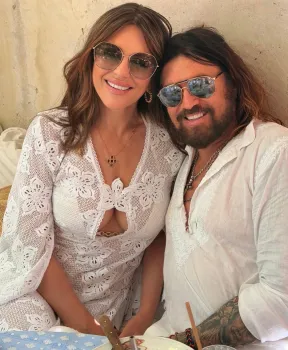 Elizabeth Hurley e Billy Ray Cyrus. elizabethhurley1/Instagram