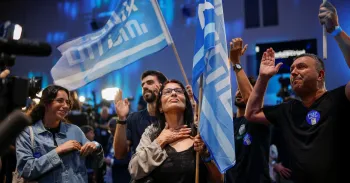 Apoiadores do ex-chefe militar Gadi Eisenkot, l�der do partido Yashar, reagem � pesquisa de boca de urna na sede do partido, na noite da elei��o nacional de Israel, em Tel Aviv, Israel, 27 de outubro de 2026. REUTERS/Shir Torem