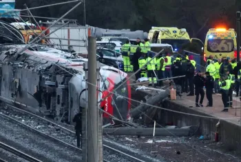 Equipes de emerg�ncia no local de uma colis�o entre dois trens em Urda, Espanha. Cr�dito: Reprodu��o / Redes sociais