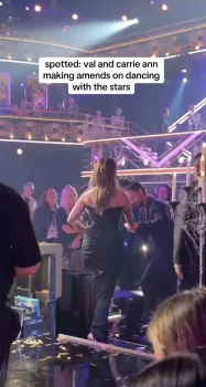 Carrie Ann Inaba e Val Chmerkovskiy em conversa nos bastidores da DWTS. Foto: carrieberkk/Instagram
