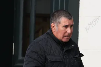 Gerry Mooney estuprou a própria irmã na cama dos pais (Imagem: Collins Courts)