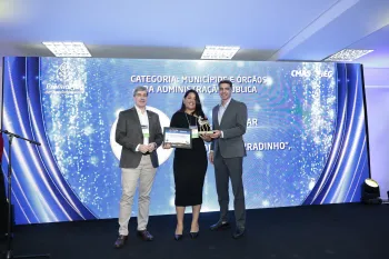 Danielle Reis recebe de Andr� Rocha (esq.) e Fl�vio Rassi o trof�u Lobo Guar� pelo primeiro lugar na categoria Munic�pios e �rg�os da Administra��o P�blica do Pr�mio Fieg de Sustentabilidade.