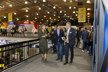 Carros de compras na feira de constru��o civil