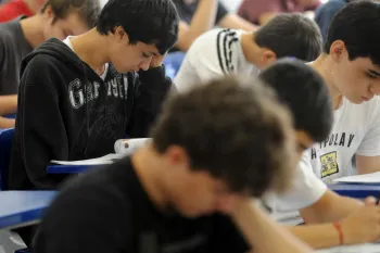 Estudantes em sala de aula se preparam para o futuro (Ajustada por IA)