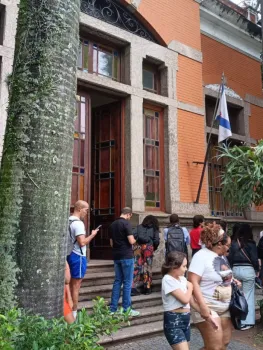 Filas para vacina��o contra meningite nesta sexta (30), em Botafogo - Larissa Amaral/Ag�ncia O DIA