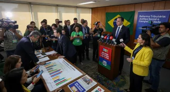 Reuni�o do governo Lula discute a reforma tribut�ria e as elei��es de 2026, com foco em justi�a social e efici�ncia fiscal.