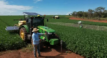 Tecnologia no campo: drones e intelig�ncia artificial otimizam safra de soja e milho no Brasil, promovendo sustentabilidade e produtividade.