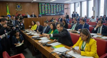 Discuss�o sobre a Reforma Tribut�ria no Brasil, com foco em suas implica��es econ�micas e sociais, visando simplifica��o tribut�ria.