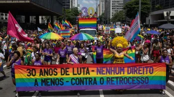 A Parada LGBT+ de S�o Paulo celebra 30 anos com um forte apelo por direitos e inclus�o, reunindo milhares de pessoas na Avenida Paulista.