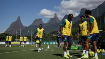 A Sele��o Brasileira se prepara intensamente para a Copa do Mundo de 2026, com foco em novas revela��es e t�ticas inovadoras.