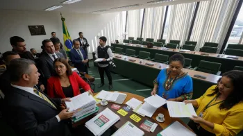 O governo Lula enfrenta desafios no Congresso Nacional enquanto se prepara para as elei��es de 2026 e discute pautas priorit�rias.