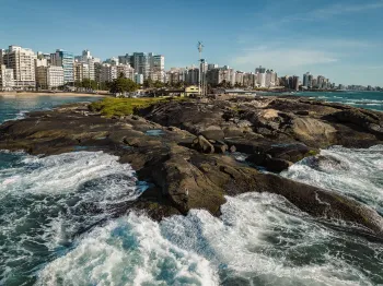Vista a�rea de constru��o de novos conjuntos habitacionais modernos em uma metr�pole canadense, com foco em infraestrutura urbana e desenvolvimento sustent�vel. (Pexels)