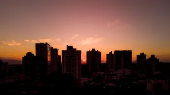 Term�metro marcando baixa temperatura em rua urbana com neblina ao amanhecer no dia 15 de junho de 2026. (Pexels)
