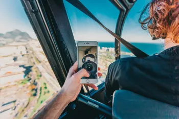 Renderiza��o art�stica do novo iPhone de 2026 destacando o design minimalista e as novas lentes da c�mera ultra-wide em ambiente urbano. (Pexels)