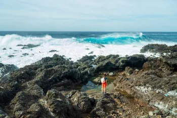 Foto a�rea das praias cristalinas de Sal em Cabo Verde durante o p�r do sol, destacando novos resorts sustent�veis e infraestrutura moderna de turismo. (Pexels)