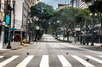 Foto a�rea mostrando nuvens carregadas sobre uma �rea urbana brasileira durante um alerta meteorol�gico de chuvas intensas em junho de 2026. (Pexels)