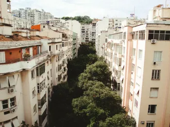 Vista a�rea de Lisboa com foco na expans�o ferrovi�ria moderna e movimento urbano intenso durante o ver�o europeu de 2026. (Pexels)
