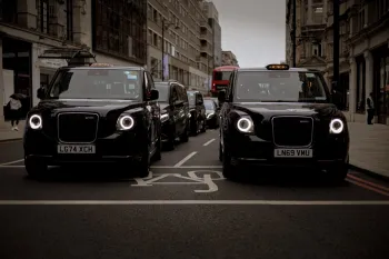 Frota de carros modernos e sed�s premium estacionados em �rea urbana, representando a nova lista de ve�culos permitidos para o Uber Black em 2027. (Pexels)