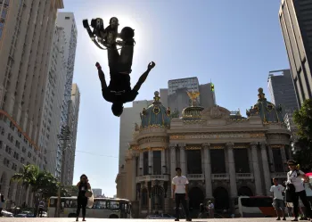 Festival Folcl�rico de Parintins atrai multid�es com suas cores e tradi��es, destacando a rica cultura brasileira. (Pexels)