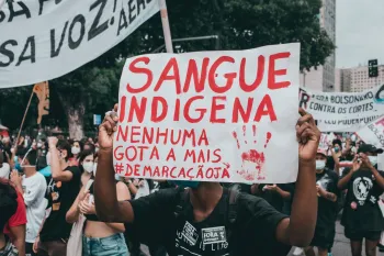 Manifestantes em assembleia popular em S�o Paulo em junho de 2026 exigindo melhorias na sa�de p�blica e infraestrutura urbana no contexto de direitos humanos. (Pexels)