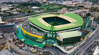 Infogr�fico mostrando a compara��o entre centros de tecnologia esportiva na Espanha e infraestrutura de est�dios inteligentes na Ar�bia Saudita. (Pexels)