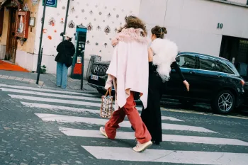 Jimin posa para as c�meras na Paris Fashion Week vestindo alta costura, cercado por f�s e flashes, ilustrando o fen�meno #JIMINxPFW. (Pexels)