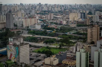 Foto a�rea mostrando a moderniza��o do transporte p�blico com �nibus el�tricos em uma avenida movimentada de S�o Paulo, destacando infraestrutura urbana e mobilidade sustent�vel no Brasil em 2026. (Pe