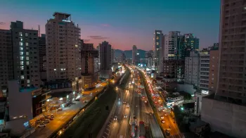 Mobilidade urbana e infraestrutura em destaque durante os preparativos para a Copa do Mundo de 2026 no Brasil. (Pexels)
