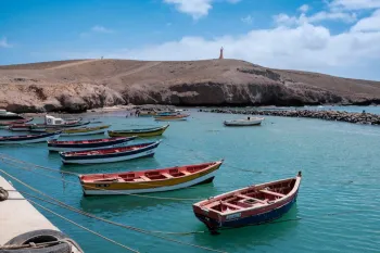Vista a�rea das novas usinas solares e expans�o da infraestrutura portu�ria em Cabo Verde para produ��o de hidrog�nio verde e desenvolvimento econ�mico. (Pexels)