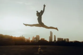 Simone Biles posa em evento de alta visibilidade em 2026, destacando sua influ�ncia na moda e no esporte ol�mpico mundial. (Pexels)