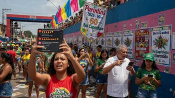 Vista a�rea do Bumb�dromo em Parintins durante o Festival de 2026 com multid�es e infraestrutura urbana para turistas e moradores locais.