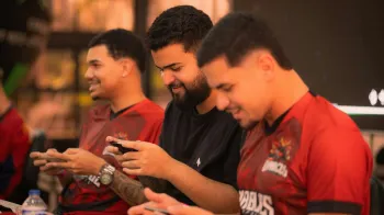 Torcedores brasileiros se preparam para apoiar a sele��o no jogo decisivo contra o Jap�o na Copa de 2026. (Pexels)