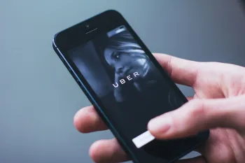Interface do novo aplicativo Uber com op��es de transporte escolar e integra��o tarif�ria em smartphones modernos. SEO: Uber, transporte, app, tecnologia. (Pexels)