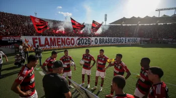 Jogadores do Flamengo comemora��o em campo durante partida do Brasileir�o 2026 no Maracan�, foco em t�tulos e desempenho rubro-negro.
