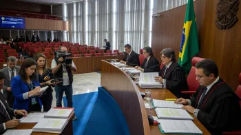 Foto do pr�dio do Tribunal Federal com movimenta��o de jornalistas e advogados em frente ao f�rum, destacando a tens�o sobre verbas p�blicas de infraestrutura.