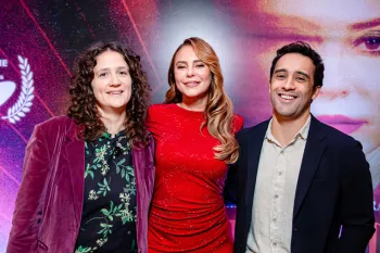 Paolla Oliveira e os cineastas Clarissa Appelt e Daniel Dias