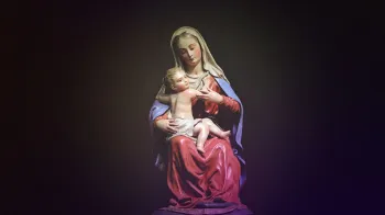 Madonna em performance art�stica moderna com elementos de tecnologia e luzes neon, ilustrando seu dom�nio nas redes sociais em julho de 2026. (Pexels)
