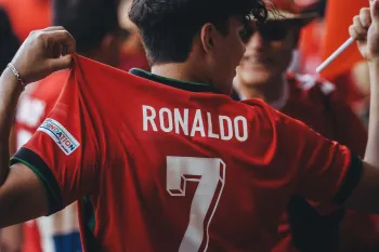 Cristiano Ronaldo em ambiente digital futurista, ilustrando a integra��o de IA generativa e tecnologias 6G no engajamento com f�s em 2026. (Pexels)